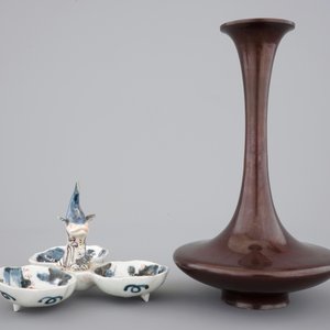 A fine Japanese bronze vase, 19th C. and an Imari spice box with dolphin finial, 17/18th C. — photo 4