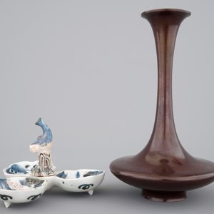 A fine Japanese bronze vase, 19th C. and an Imari spice box with dolphin finial, 17/18th C. — photo 5