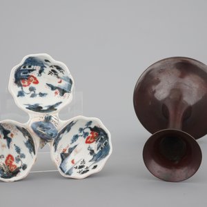 A fine Japanese bronze vase, 19th C. and an Imari spice box with dolphin finial, 17/18th C. — photo 6