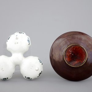 A fine Japanese bronze vase, 19th C. and an Imari spice box with dolphin finial, 17/18th C. — photo 7