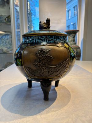 A fine Japanese cloisonné tripod censer and cover with a mythical-animal-form finial, Meiji, 19th C. — 照片 1