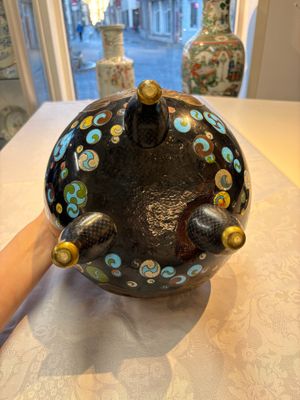 A fine Japanese cloisonné tripod censer and cover with a mythical-animal-form finial, Meiji, 19th C. — 照片 11