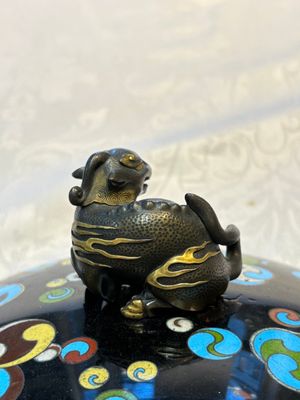 A fine Japanese cloisonné tripod censer and cover with a mythical-animal-form finial, Meiji, 19th C. — 照片 15