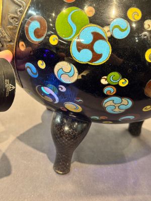 A fine Japanese cloisonné tripod censer and cover with a mythical-animal-form finial, Meiji, 19th C. — 照片 18