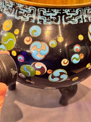 A fine Japanese cloisonné tripod censer and cover with a mythical-animal-form finial, Meiji, 19th C. — 照片 19