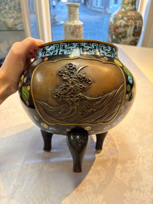 A fine Japanese cloisonné tripod censer and cover with a mythical-animal-form finial, Meiji, 19th C. — 照片 2