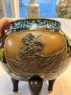 A fine Japanese cloisonné tripod censer and cover with a mythical-animal-form finial, Meiji, 19th C. — 照片 3
