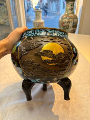 A fine Japanese cloisonné tripod censer and cover with a mythical-animal-form finial, Meiji, 19th C. — 照片 6