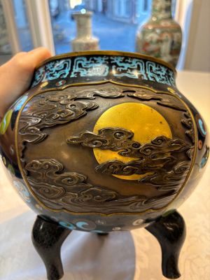 A fine Japanese cloisonné tripod censer and cover with a mythical-animal-form finial, Meiji, 19th C. — 照片 7