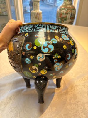 A fine Japanese cloisonné tripod censer and cover with a mythical-animal-form finial, Meiji, 19th C. — 照片 8