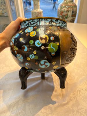 A fine Japanese cloisonné tripod censer and cover with a mythical-animal-form finial, Meiji, 19th C. — 照片 9