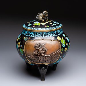A fine Japanese cloisonné tripod censer and cover with a mythical-animal-form finial, Meiji, 19th C. — 照片 1