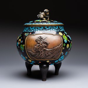A fine Japanese cloisonné tripod censer and cover with a mythical-animal-form finial, Meiji, 19th C. — 照片 2