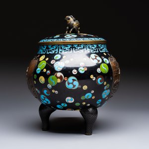 A fine Japanese cloisonné tripod censer and cover with a mythical-animal-form finial, Meiji, 19th C. — 照片 3