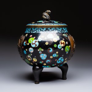 A fine Japanese cloisonné tripod censer and cover with a mythical-animal-form finial, Meiji, 19th C. — 照片 5