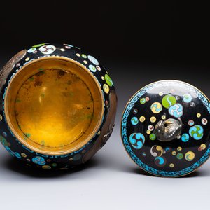 A fine Japanese cloisonné tripod censer and cover with a mythical-animal-form finial, Meiji, 19th C. — 照片 6