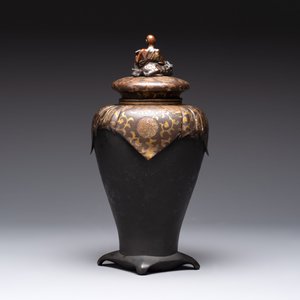 A fine Japanese gilt bronze vase and cover with the tiger taming Arhat, signed Akasofu Gyoko 曉光, Meiji, 19th C. — 照片 3