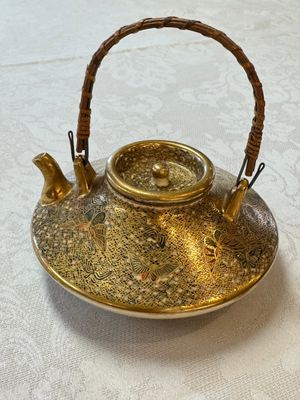 A fine Japanese Satsuma 'Butterflies' teapot and cover, Hattori 服部 mark, Meiji, 19th C. — photo 1