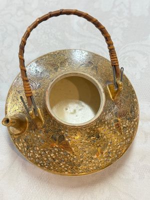 A fine Japanese Satsuma 'Butterflies' teapot and cover, Hattori 服部 mark, Meiji, 19th C. — photo 13