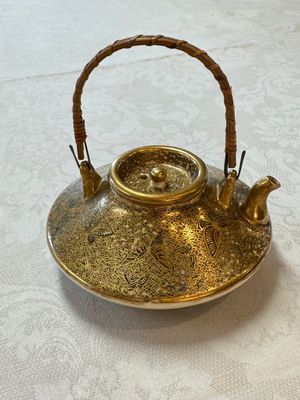 A fine Japanese Satsuma 'Butterflies' teapot and cover, Hattori 服部 mark, Meiji, 19th C. — photo 3