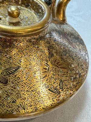 A fine Japanese Satsuma 'Butterflies' teapot and cover, Hattori 服部 mark, Meiji, 19th C. — photo 5
