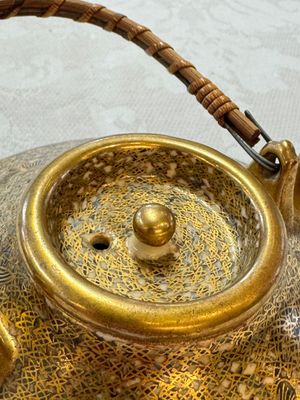 A fine Japanese Satsuma 'Butterflies' teapot and cover, Hattori 服部 mark, Meiji, 19th C. — photo 6