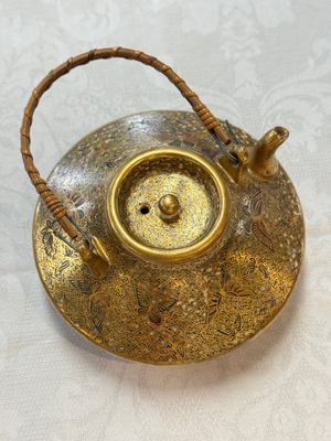 A fine Japanese Satsuma 'Butterflies' teapot and cover, Hattori 服部 mark, Meiji, 19th C. — photo 7