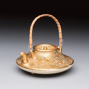 A fine Japanese Satsuma 'Butterflies' teapot and cover, Hattori 服部 mark, Meiji, 19th C. — photo 1