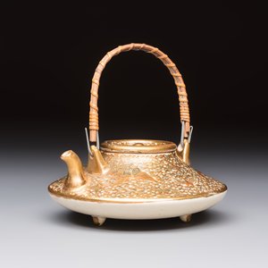 A fine Japanese Satsuma 'Butterflies' teapot and cover, Hattori 服部 mark, Meiji, 19th C. — photo 2