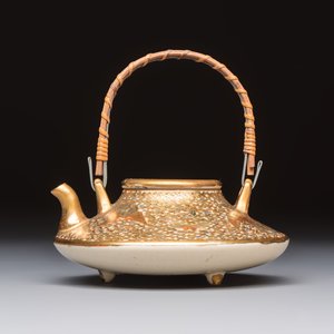 A fine Japanese Satsuma 'Butterflies' teapot and cover, Hattori 服部 mark, Meiji, 19th C. — photo 3