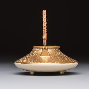 A fine Japanese Satsuma 'Butterflies' teapot and cover, Hattori 服部 mark, Meiji, 19th C. — photo 4