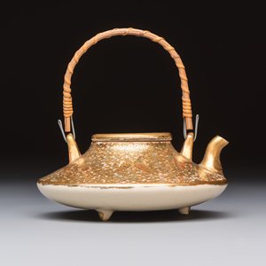 A fine Japanese Satsuma 'Butterflies' teapot and cover, Hattori 服部 mark, Meiji, 19th C. — photo 5