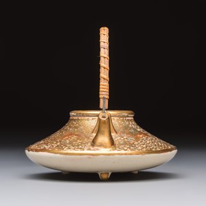 A fine Japanese Satsuma 'Butterflies' teapot and cover, Hattori 服部 mark, Meiji, 19th C. — photo 6