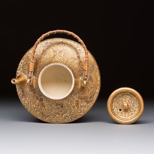 A fine Japanese Satsuma 'Butterflies' teapot and cover, Hattori 服部 mark, Meiji, 19th C. — photo 7