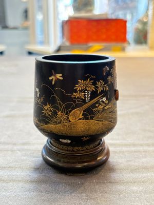 A fine Japanese Shibayama gilt-lacquer zitan cup, signed Dainippon Tokyo Seimusai 生霧齋 mark, Meiji, 19th C. — 照片 1