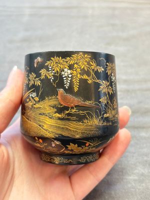 A fine Japanese Shibayama gilt-lacquer zitan cup, signed Dainippon Tokyo Seimusai 生霧齋 mark, Meiji, 19th C. — 照片 2