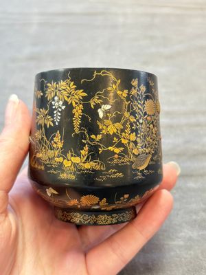 A fine Japanese Shibayama gilt-lacquer zitan cup, signed Dainippon Tokyo Seimusai 生霧齋 mark, Meiji, 19th C. — 照片 3