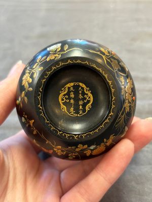 A fine Japanese Shibayama gilt-lacquer zitan cup, signed Dainippon Tokyo Seimusai 生霧齋 mark, Meiji, 19th C. — 照片 8