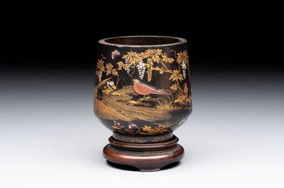 A fine Japanese Shibayama gilt-lacquer zitan cup, signed Dainippon Tokyo Seimusai 生霧齋 mark, Meiji, 19th C.