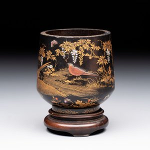 A fine Japanese Shibayama gilt-lacquer zitan cup, signed Dainippon Tokyo Seimusai 生霧齋 mark, Meiji, 19th C. — 照片 1