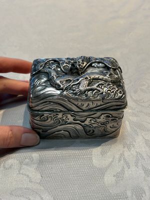 A fine Japanese silver 'Dragon' box, 19th C. — photo 1
