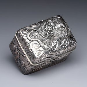 A fine Japanese silver 'Dragon' box, 19th C. — photo 1