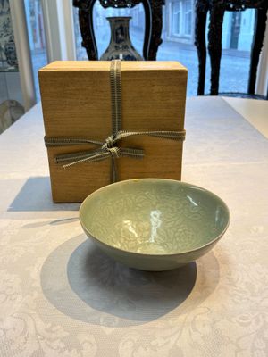 A fine Korean celadon moulded 'Peony Scroll' bowl with a wooden box, Goryeo, 13th C. — photo 1