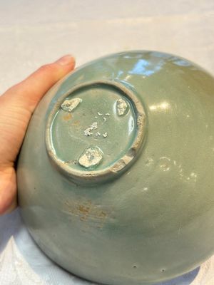 A fine Korean celadon moulded 'Peony Scroll' bowl with a wooden box, Goryeo, 13th C. — photo 12