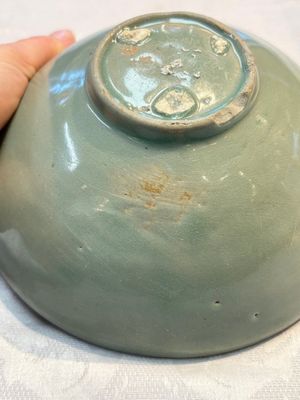 A fine Korean celadon moulded 'Peony Scroll' bowl with a wooden box, Goryeo, 13th C. — photo 13