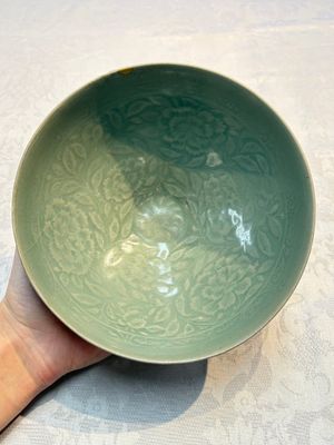 A fine Korean celadon moulded 'Peony Scroll' bowl with a wooden box, Goryeo, 13th C. — photo 2