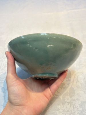 A fine Korean celadon moulded 'Peony Scroll' bowl with a wooden box, Goryeo, 13th C. — photo 3