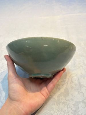 A fine Korean celadon moulded 'Peony Scroll' bowl with a wooden box, Goryeo, 13th C. — photo 6
