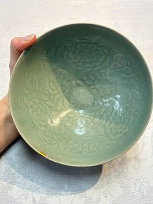 A fine Korean celadon moulded 'Peony Scroll' bowl with a wooden box, Goryeo, 13th C. — photo 7