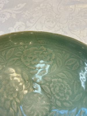 A fine Korean celadon moulded 'Peony Scroll' bowl with a wooden box, Goryeo, 13th C. — photo 8